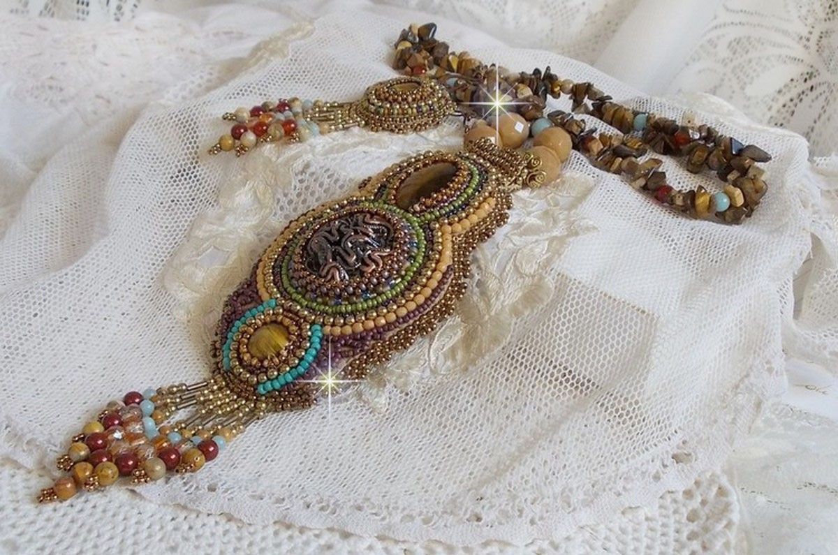 Fauve hängande halsband broderat med flera tigerögon, Haute-Couture stil