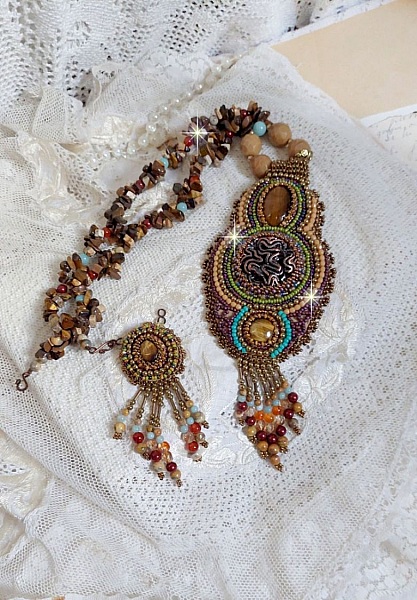 Fauve h&auml;ngande halsband broderat med flera tiger&ouml;gon, Haute-Couture stil