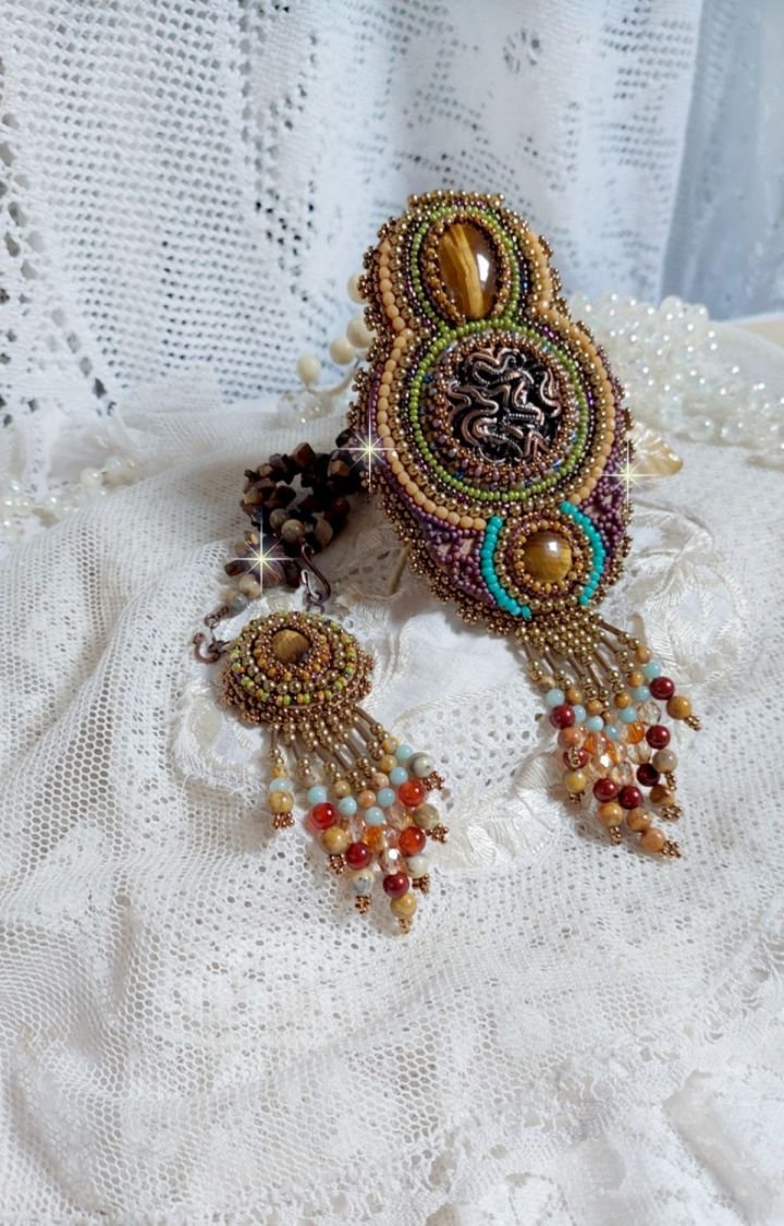 Fauve hängande halsband broderat med flera tigerögon, Haute-Couture stil