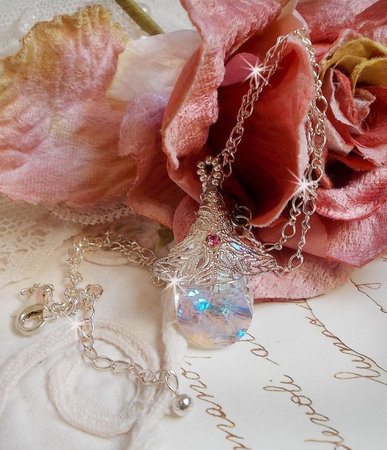 Silver Flower Necklace med ett vackert hänge i Swarovski-kristall, en hjärtformad insats i silver med kedja, ringar, lås och förlängningskedja i silver 925/1000