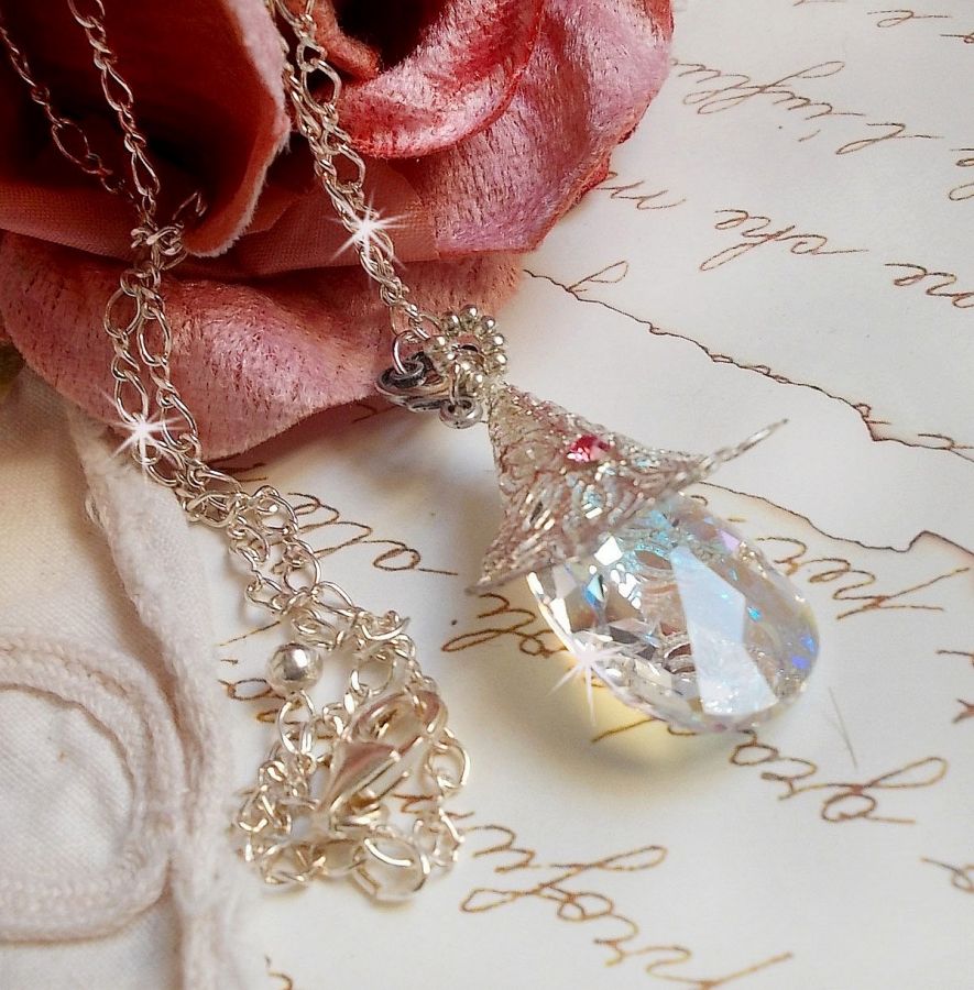 Silver Flower Necklace med ett vackert hänge i Swarovski-kristall, en hjärtformad insats i silver med kedja, ringar, lås och förlängningskedja i silver 925/1000