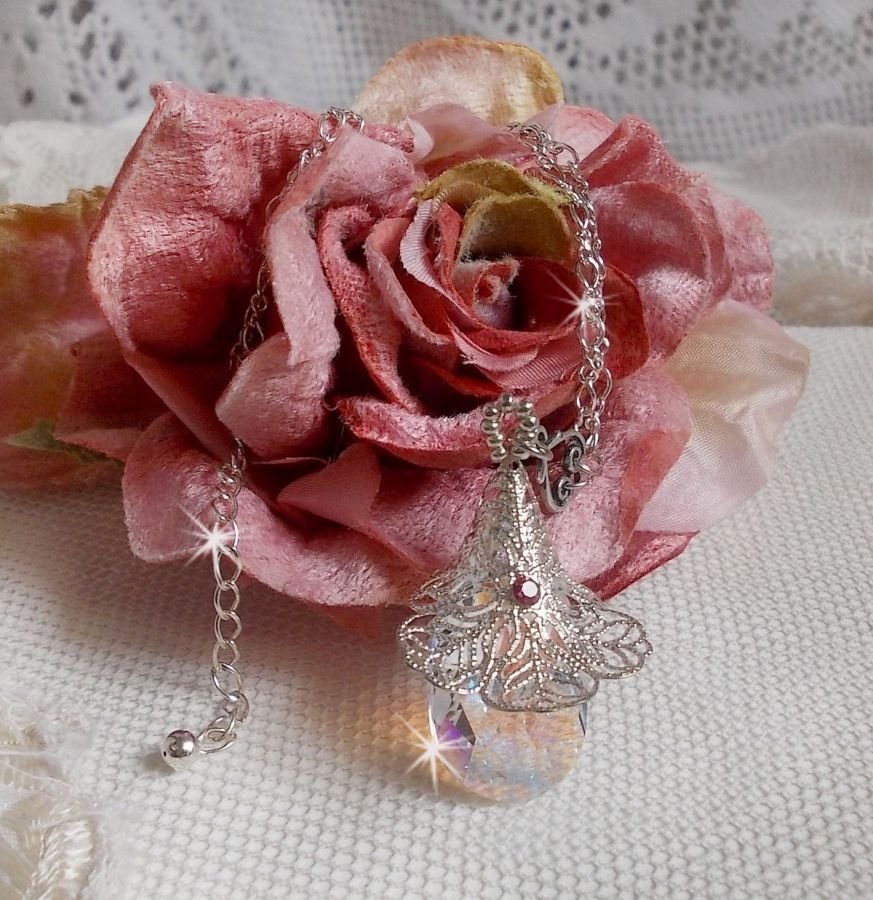 Silver Flower Necklace med ett vackert hänge i Swarovski-kristall, en hjärtformad insats i silver med kedja, ringar, lås och förlängningskedja i silver 925/1000