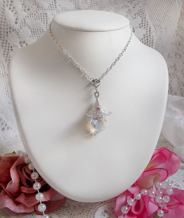 Silver Flower Necklace med ett vackert hänge i Swarovski-kristall, en hjärtformad insats i silver med kedja, ringar, lås och förlängningskedja i silver 925/1000