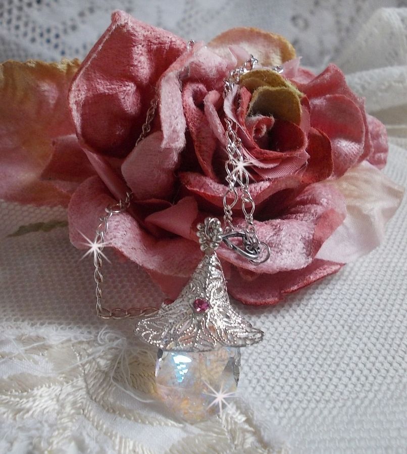 Silver Flower Necklace med ett vackert hänge i Swarovski-kristall, en hjärtformad insats i silver med kedja, ringar, lås och förlängningskedja i silver 925/1000