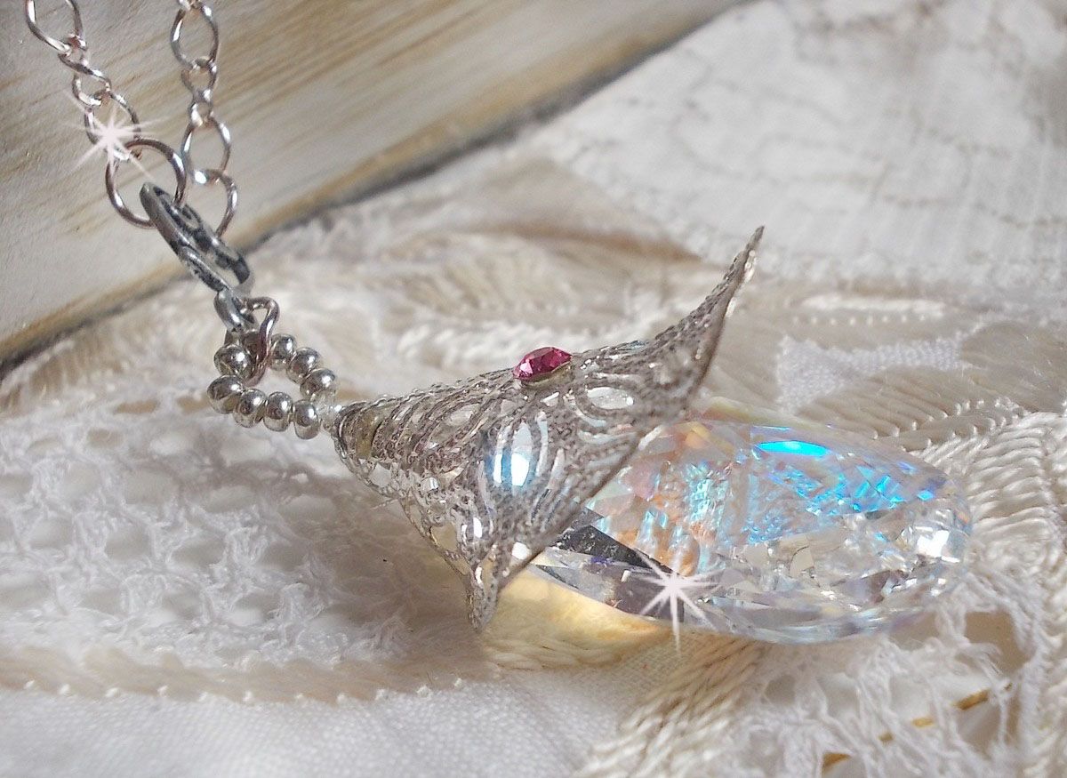 Silver Flower Necklace med ett vackert hänge i Swarovski-kristall, en hjärtformad insats i silver med kedja, ringar, lås och förlängningskedja i silver 925/1000