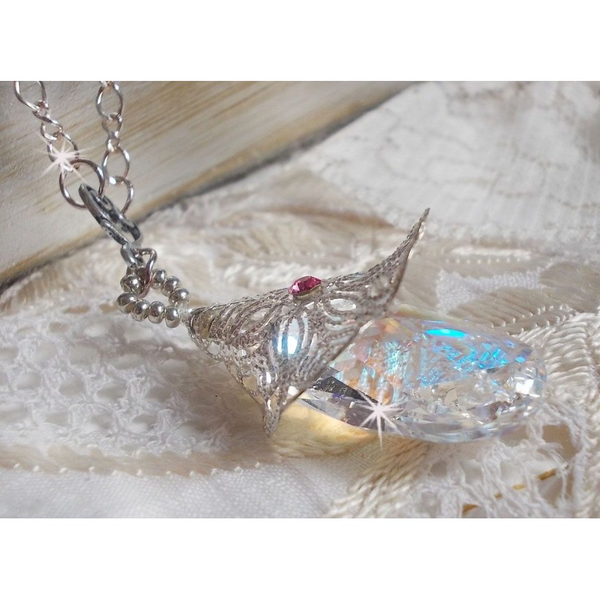 Silver Flower Necklace med ett vackert hänge i Swarovski-kristall, en hjärtformad insats i silver med kedja, ringar, lås och förlängningskedja i silver 925/1000