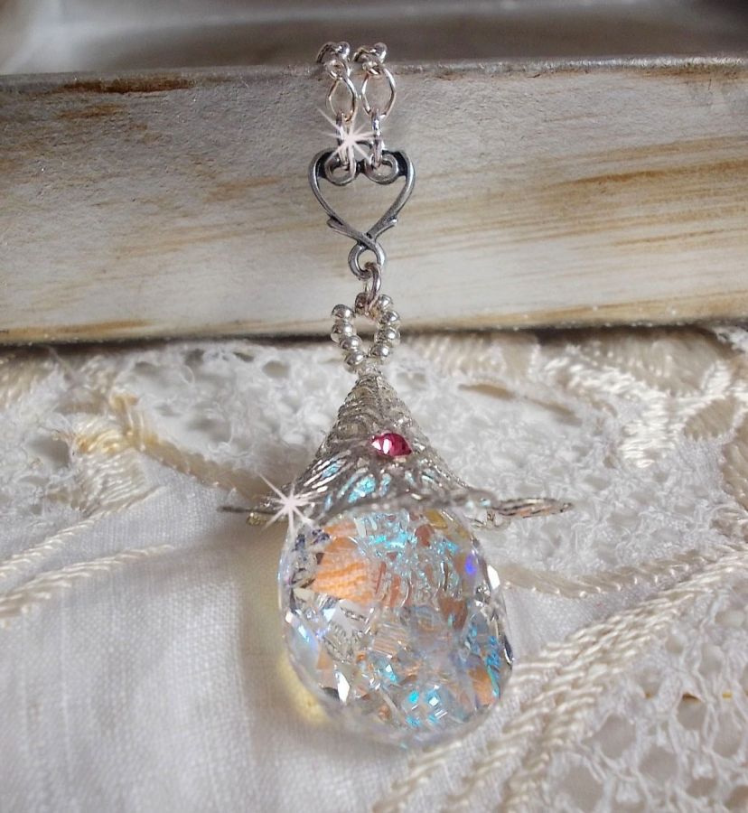 Silver Flower Necklace med ett vackert hänge i Swarovski-kristall, en hjärtformad insats i silver med kedja, ringar, lås och förlängningskedja i silver 925/1000