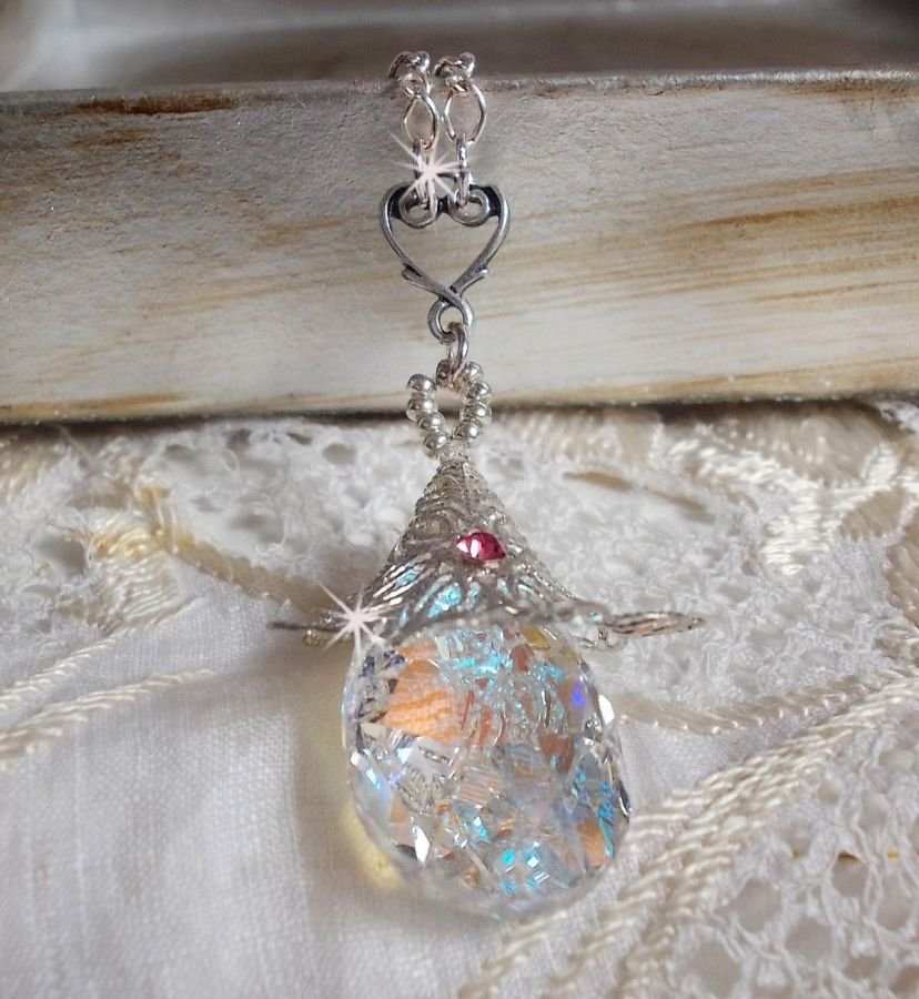 Silver Flower Necklace med ett vackert hänge i Swarovski-kristall, en hjärtformad insats i silver med kedja, ringar, lås och förlängningskedja i silver 925/1000