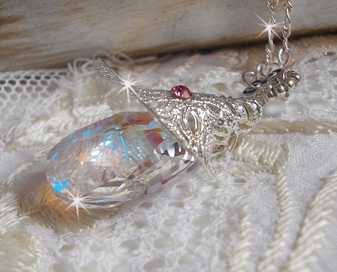 Silver Flower Necklace med ett vackert hänge i Swarovski-kristall, en hjärtformad insats i silver med kedja, ringar, lås och förlängningskedja i silver 925/1000