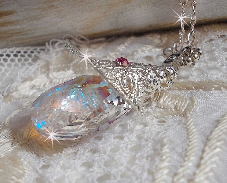 Silver Flower Necklace med ett vackert h&auml;nge i Swarovski-kristall, en hj&auml;rtformad insats i silver med kedja, ringar, l&aring;s och f&ouml;rl&auml;ngningskedja i silver 925/1000