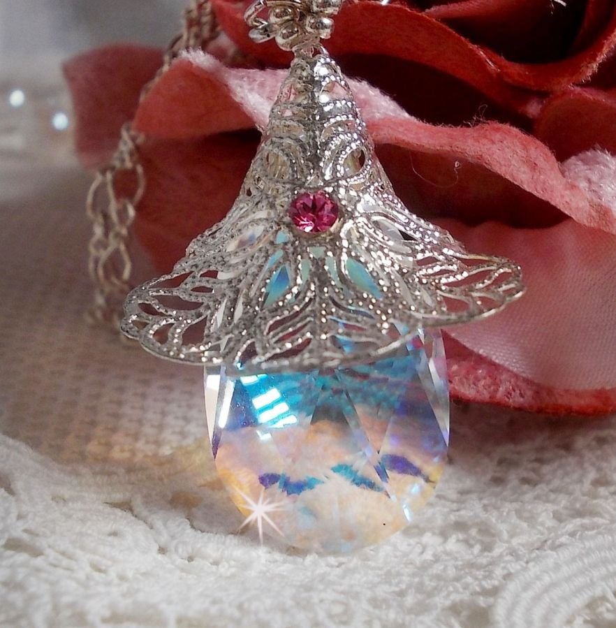 Silver Flower Necklace med ett vackert hänge i Swarovski-kristall, en hjärtformad insats i silver med kedja, ringar, lås och förlängningskedja i silver 925/1000