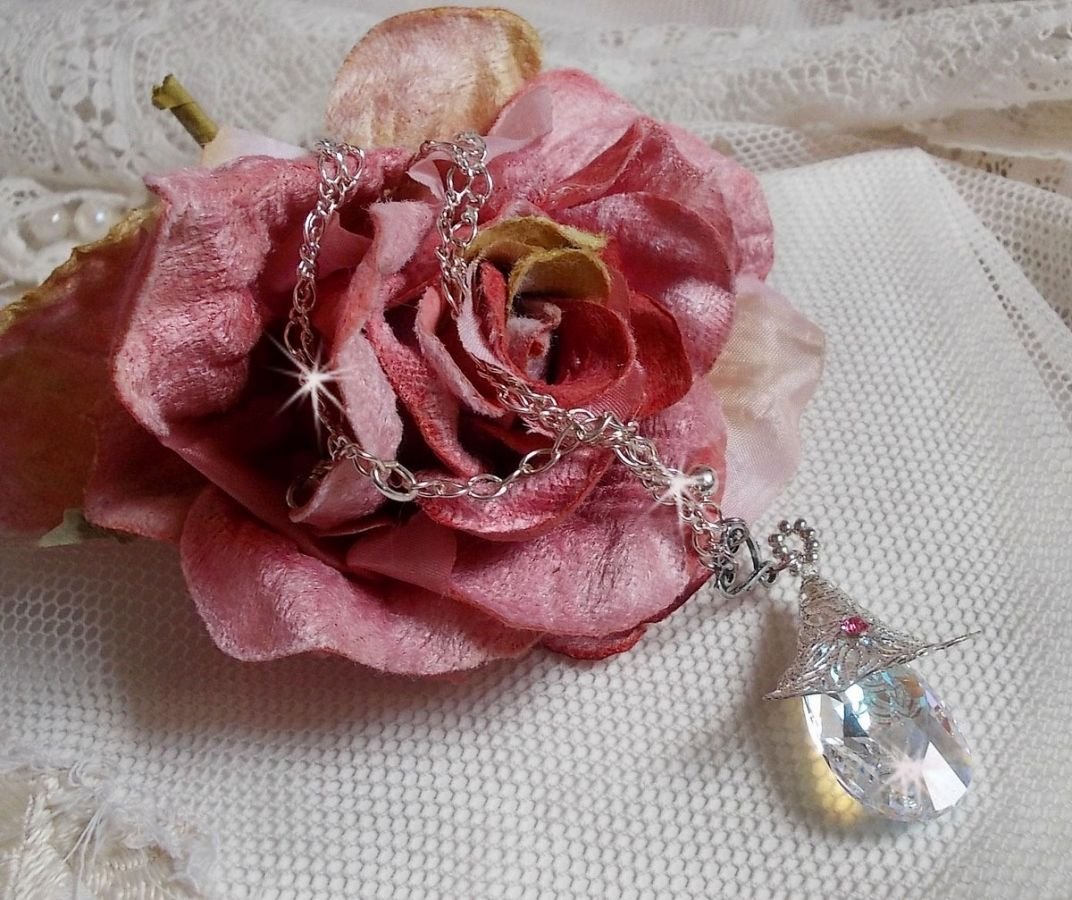 Silver Flower Necklace med ett vackert hänge i Swarovski-kristall, en hjärtformad insats i silver med kedja, ringar, lås och förlängningskedja i silver 925/1000