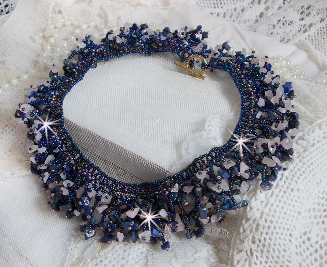 Korallblomhalsband med fröpärlor och halvädelstenar som kvarts, sodalit och lapis lazuli.