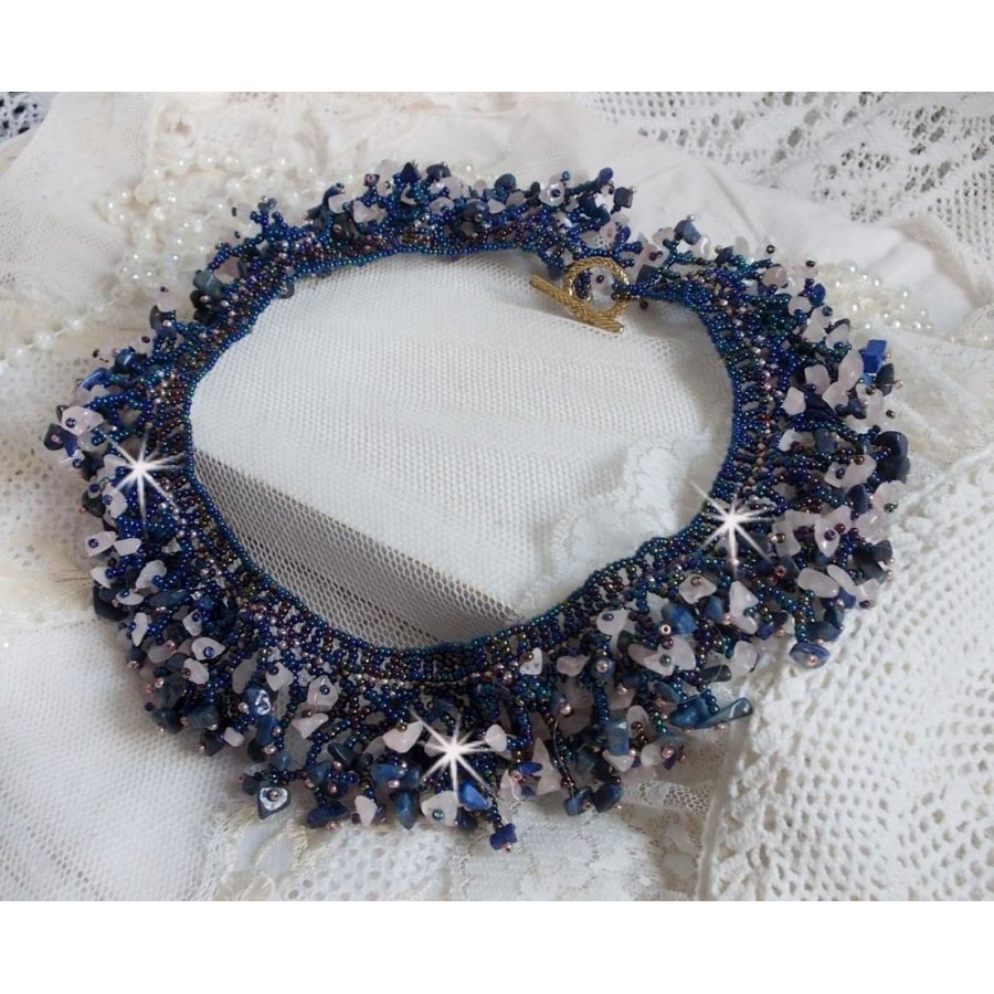 Korallblomhalsband med fröpärlor och halvädelstenar som kvarts, sodalit och lapis lazuli.