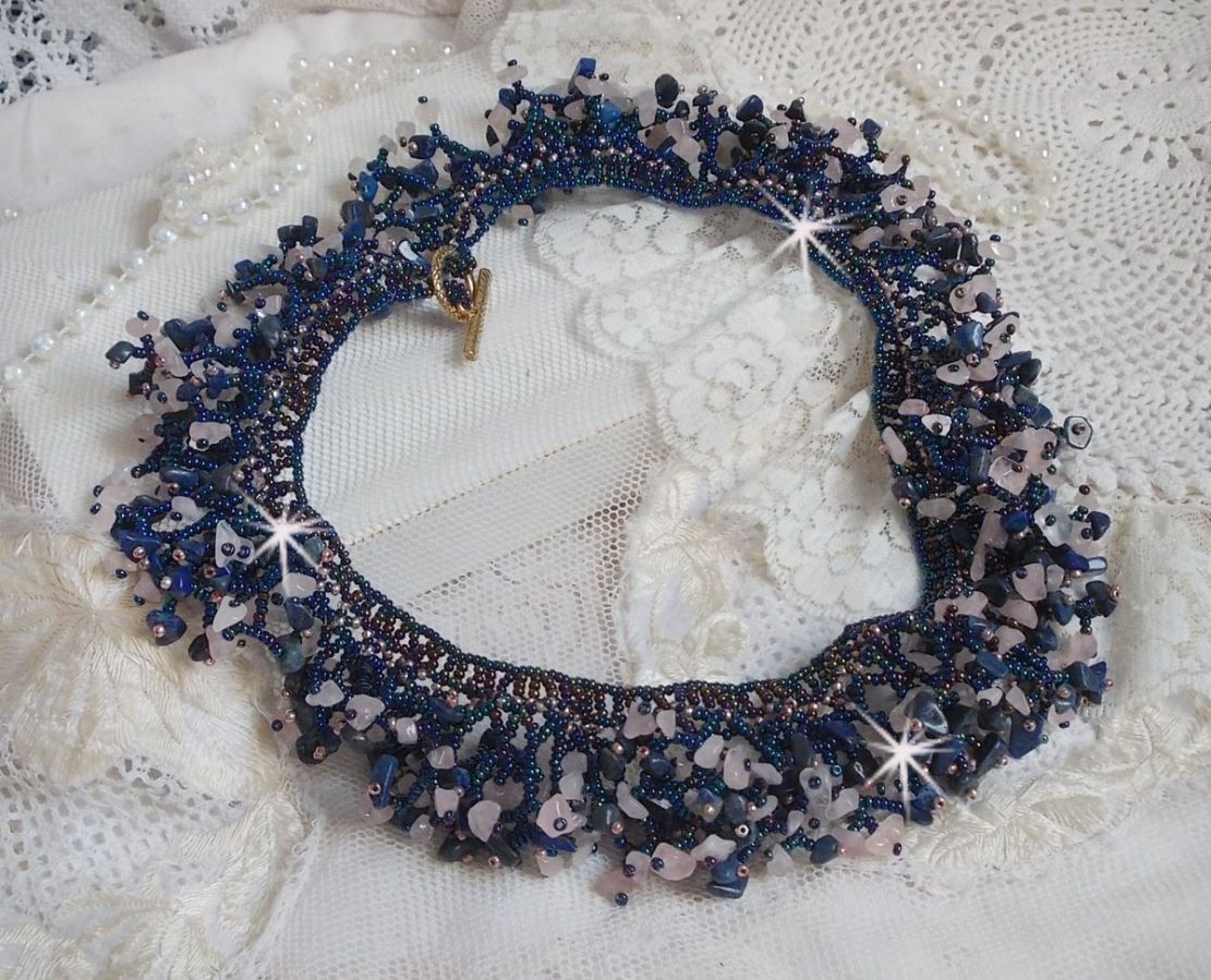 Korallblomhalsband med fröpärlor och halvädelstenar som kvarts, sodalit och lapis lazuli.