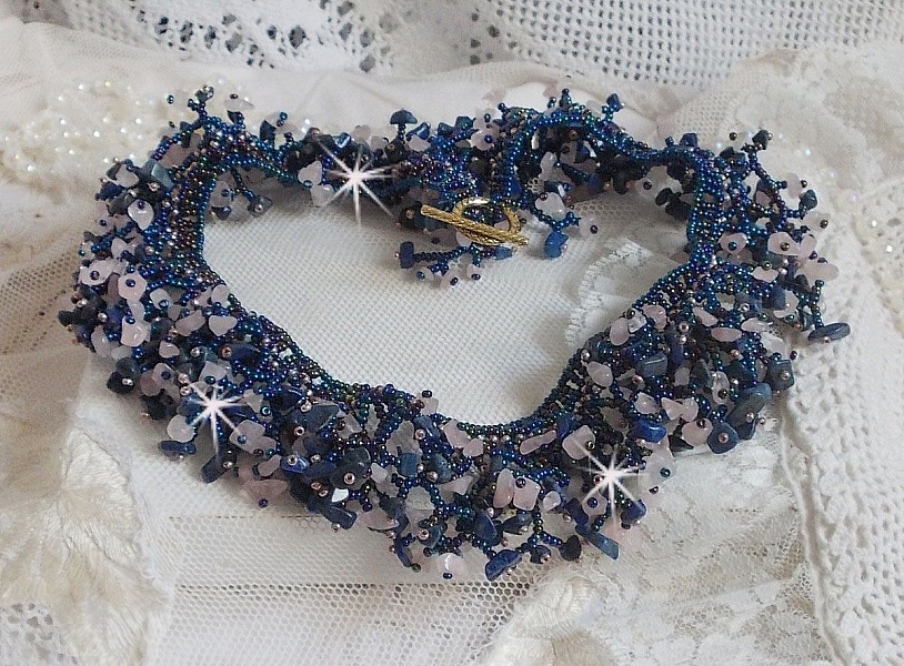 Korallblomhalsband med fr&ouml;p&auml;rlor och halv&auml;delstenar som kvarts, sodalit och lapis lazuli.
