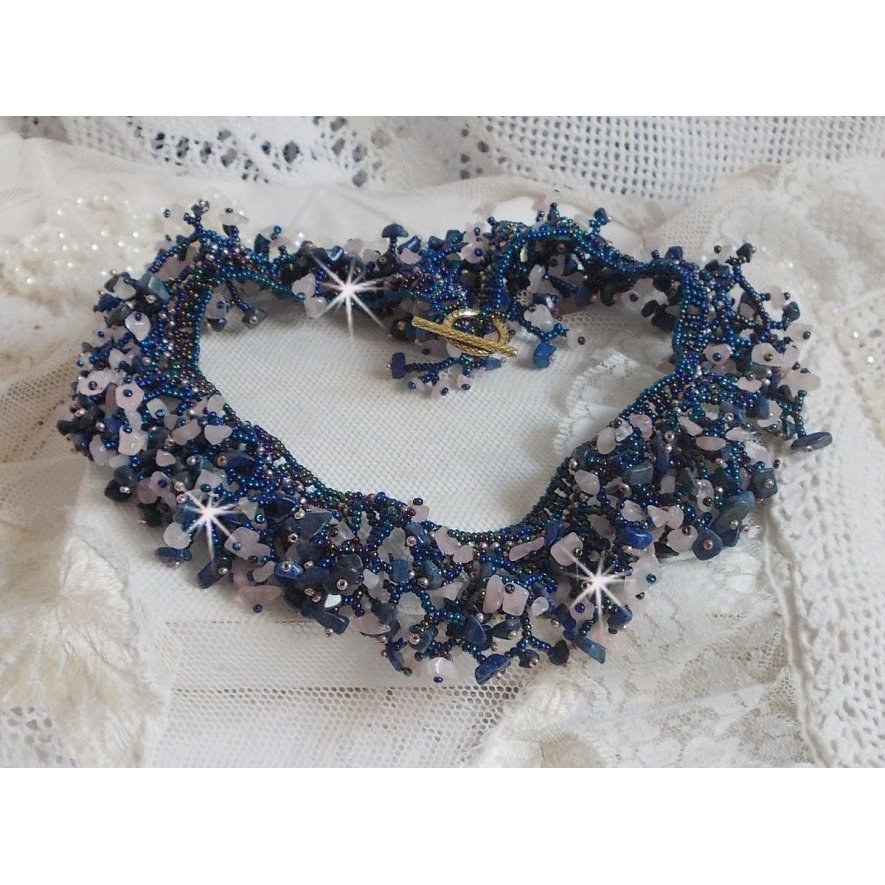 Korallblomhalsband med fröpärlor och halvädelstenar som kvarts, sodalit och lapis lazuli.