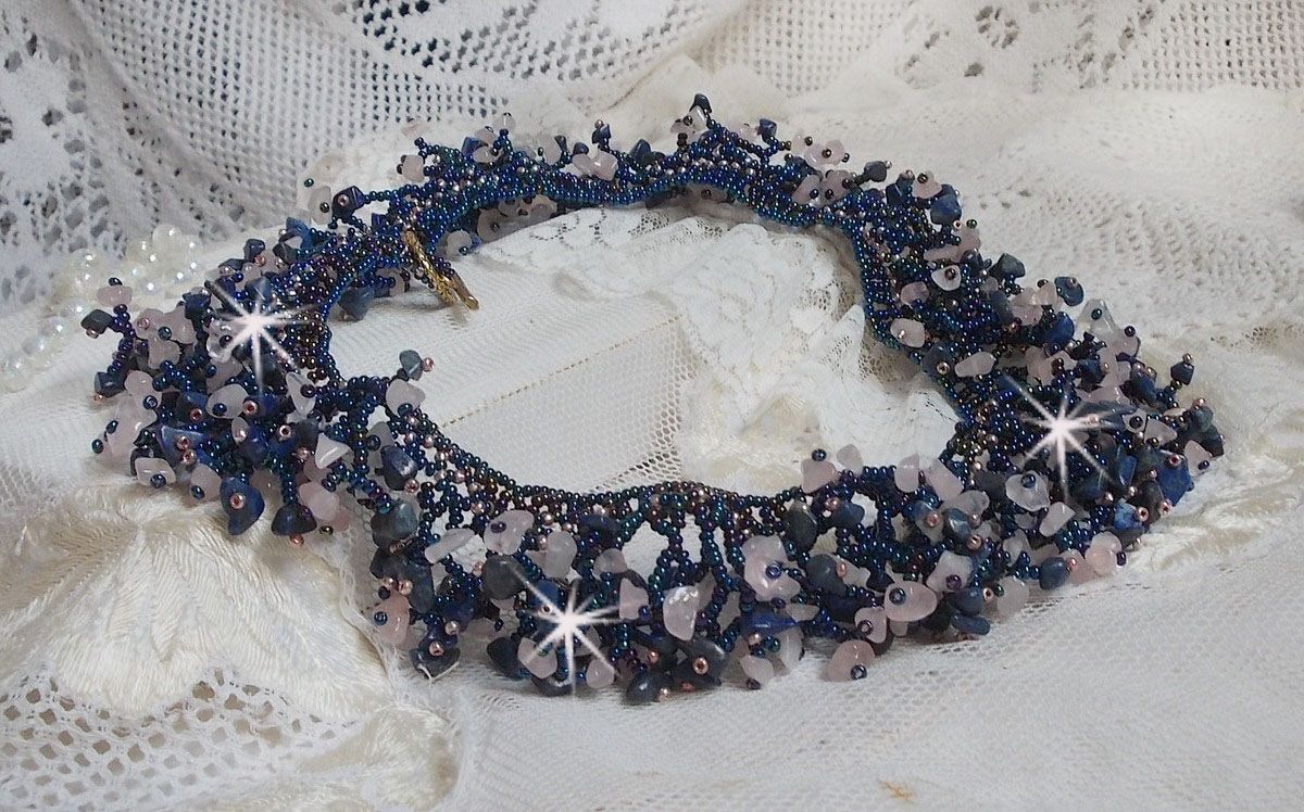 Korallblomhalsband med fröpärlor och halvädelstenar som kvarts, sodalit och lapis lazuli.