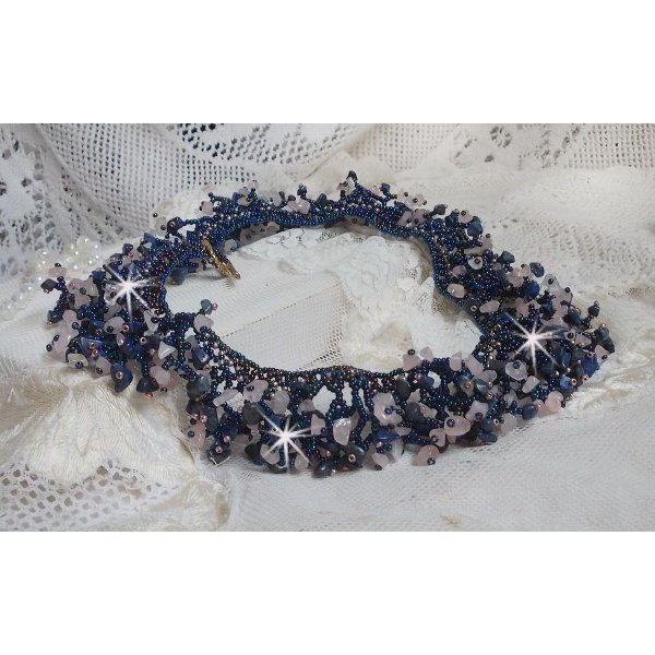 Korallblomhalsband med fröpärlor och halvädelstenar som kvarts, sodalit och lapis lazuli.