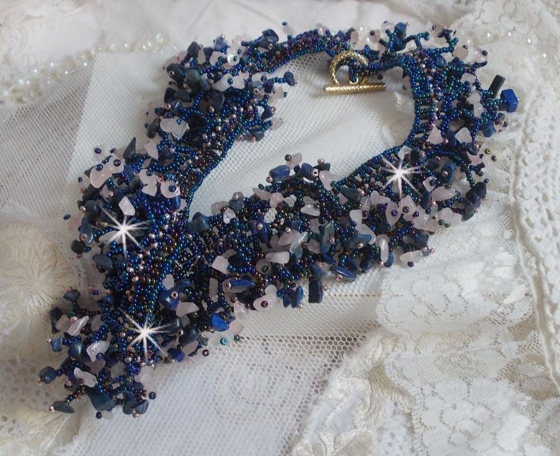 Korallblomhalsband med fröpärlor och halvädelstenar som kvarts, sodalit och lapis lazuli.