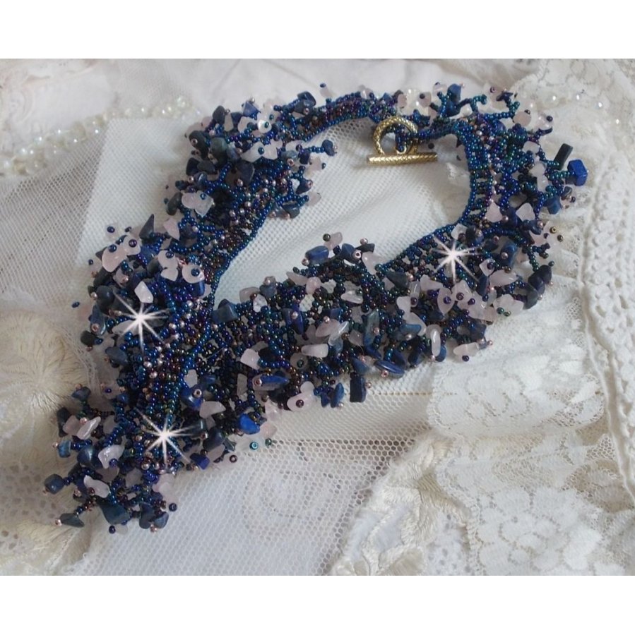 Korallblomhalsband med fröpärlor och halvädelstenar som kvarts, sodalit och lapis lazuli.