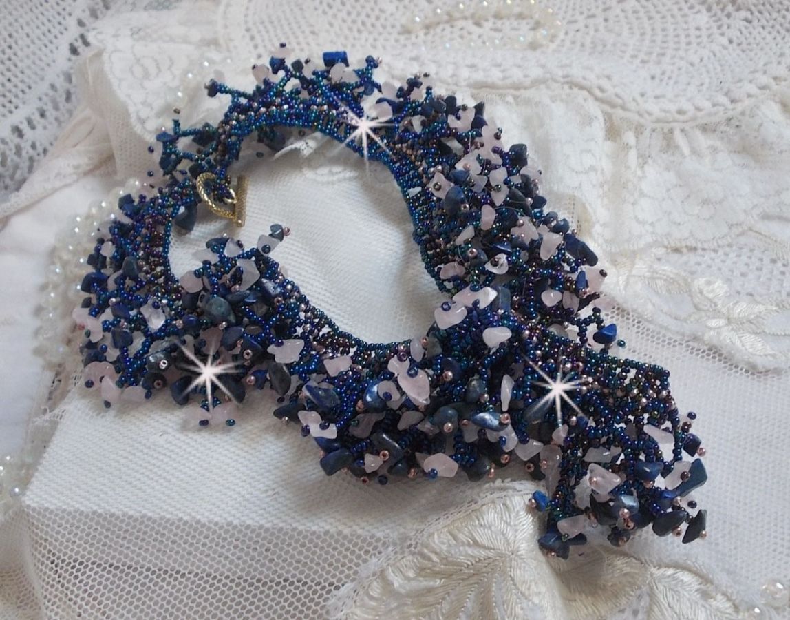 Korallblomhalsband med fröpärlor och halvädelstenar som kvarts, sodalit och lapis lazuli.