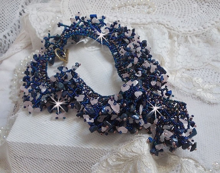 Korallblomhalsband med fr&ouml;p&auml;rlor och halv&auml;delstenar som kvarts, sodalit och lapis lazuli.