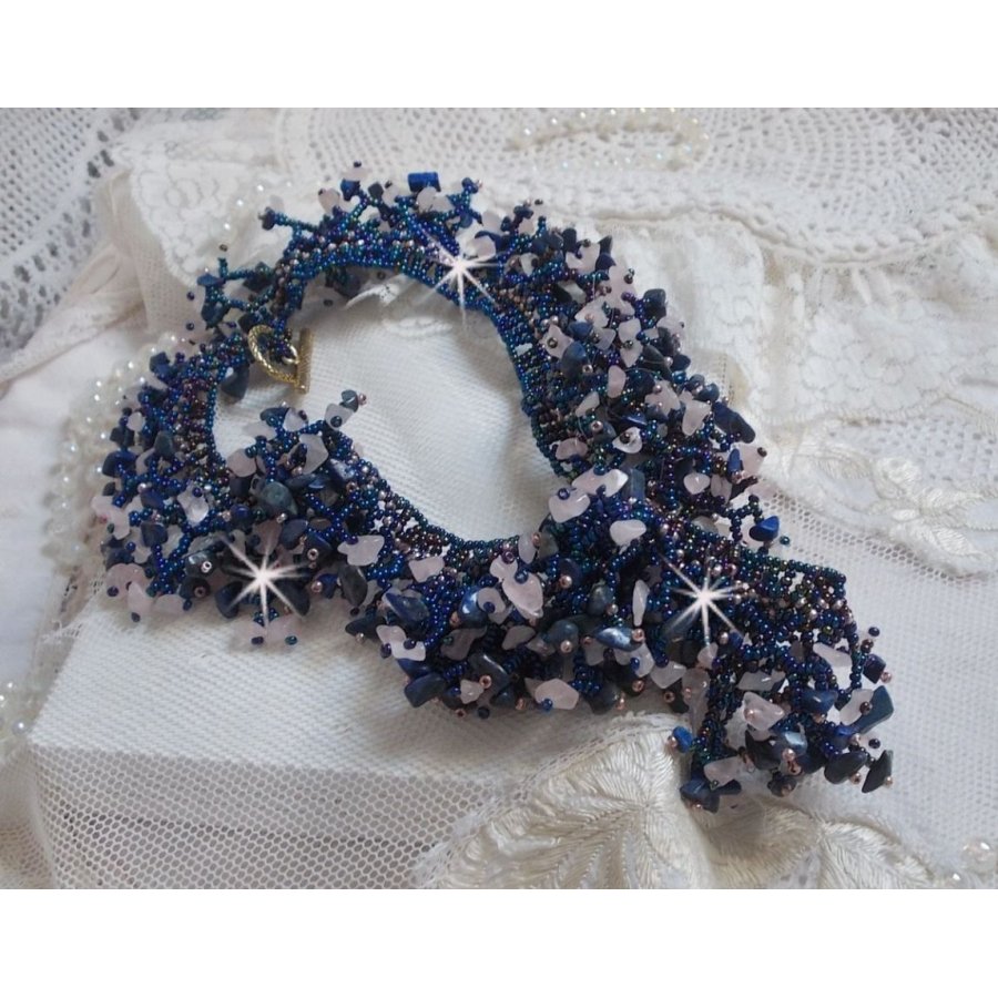 Korallblomhalsband med fröpärlor och halvädelstenar som kvarts, sodalit och lapis lazuli.