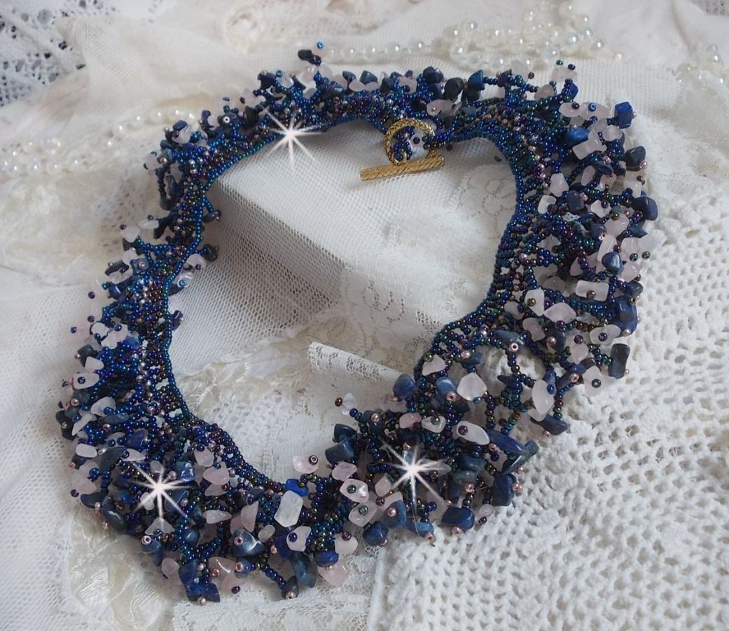 Korallblomhalsband med fröpärlor och halvädelstenar som kvarts, sodalit och lapis lazuli.