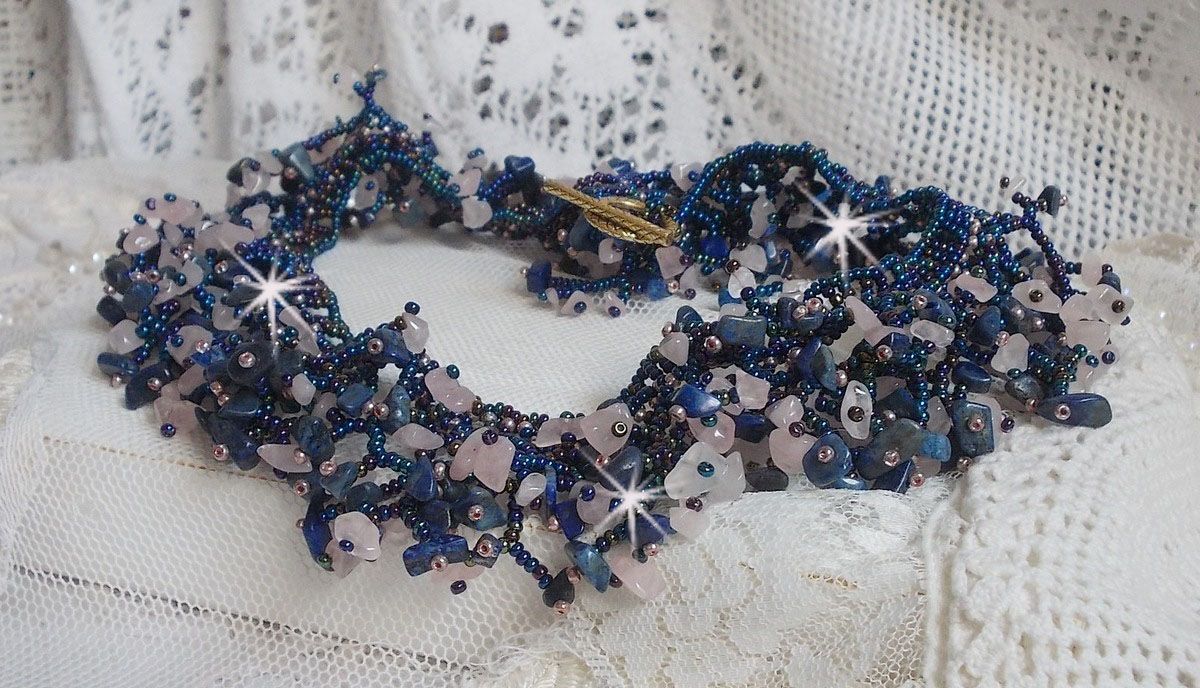 Korallblomhalsband med fröpärlor och halvädelstenar som kvarts, sodalit och lapis lazuli.
