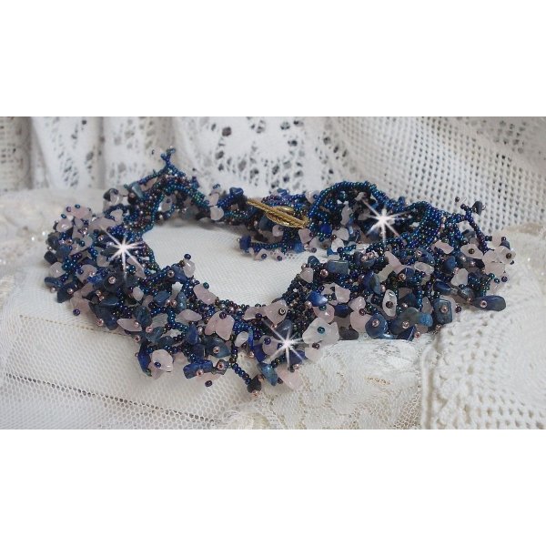 Korallblomhalsband med fröpärlor och halvädelstenar som kvarts, sodalit och lapis lazuli.
