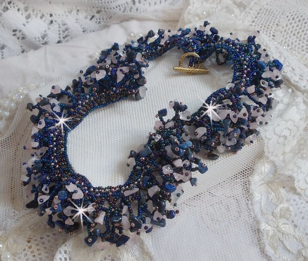 Korallblomhalsband med fröpärlor och halvädelstenar som kvarts, sodalit och lapis lazuli.