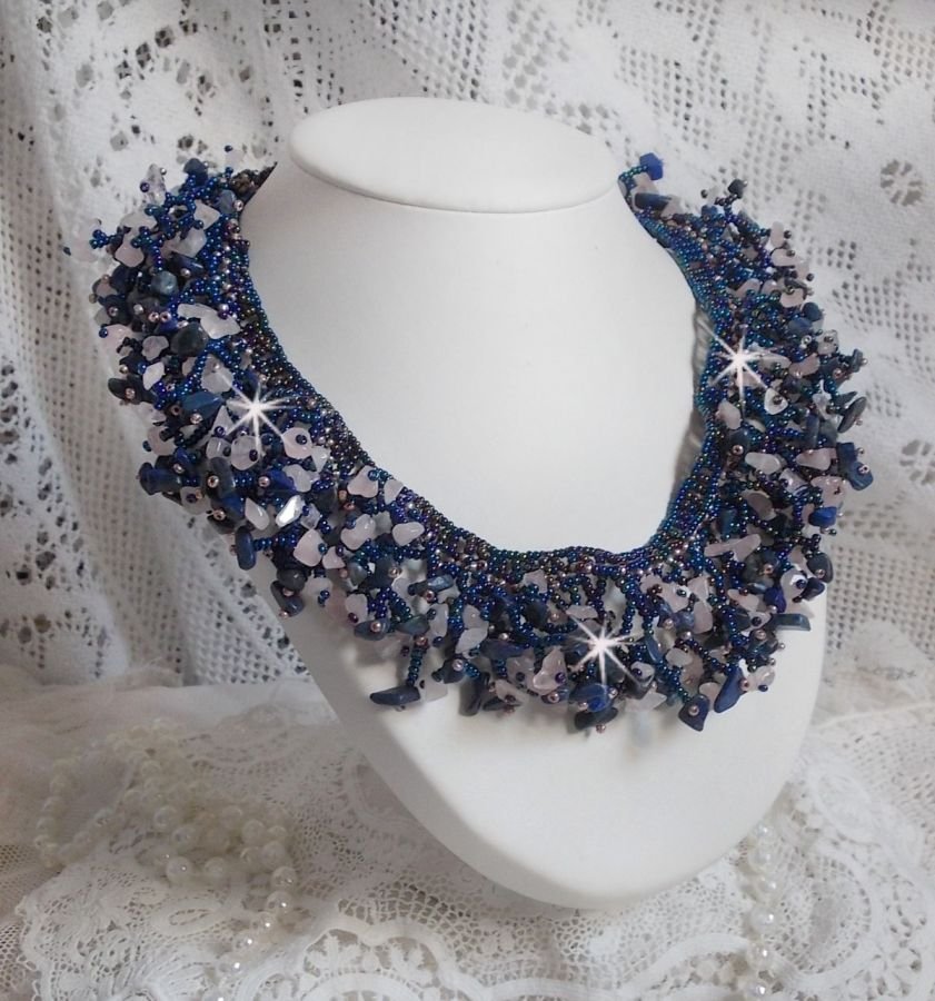 Korallblomhalsband med fröpärlor och halvädelstenar som kvarts, sodalit och lapis lazuli.