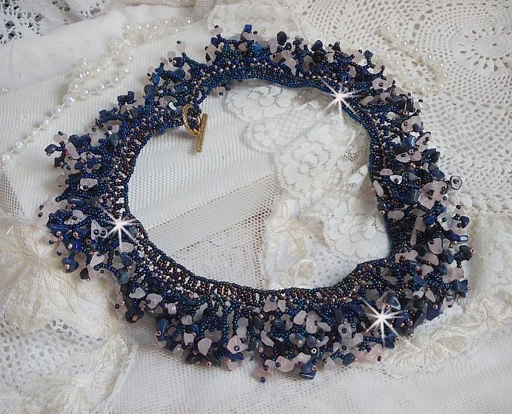 Korallblomhalsband med fr&ouml;p&auml;rlor och halv&auml;delstenar som kvarts, sodalit och lapis lazuli.