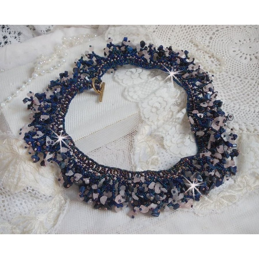 Korallblomhalsband med fröpärlor och halvädelstenar som kvarts, sodalit och lapis lazuli.