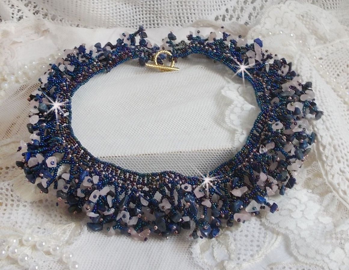 Korallblomhalsband med fröpärlor och halvädelstenar som kvarts, sodalit och lapis lazuli.