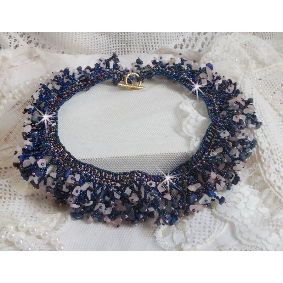 Korallblomhalsband med fröpärlor och halvädelstenar som kvarts, sodalit och lapis lazuli.