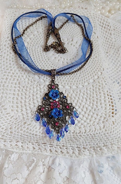 Collier Fleurs Bleues avec estampe, fleurs en r&eacute;sine, rubans, queue de rat, cabochons zirconium et perles cristal Swarovski