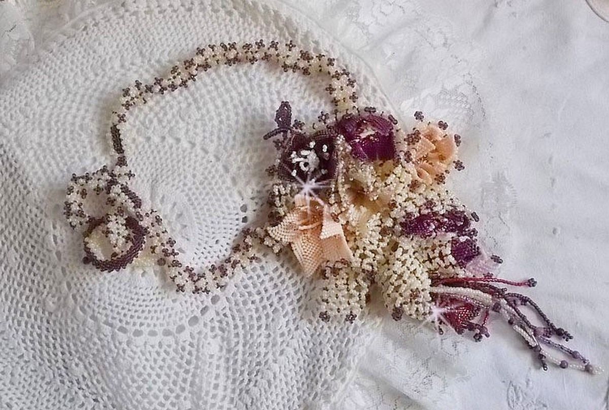 Halsband Les Floralies monterat med ädelstenar : Sugilite och Miyuki Delicas pärlor i olika färger. 