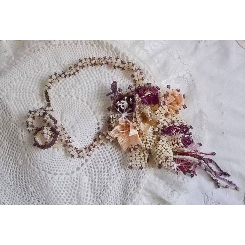 Halsband Les Floralies monterat med ädelstenar : Sugilite och Miyuki Delicas pärlor i olika färger. 