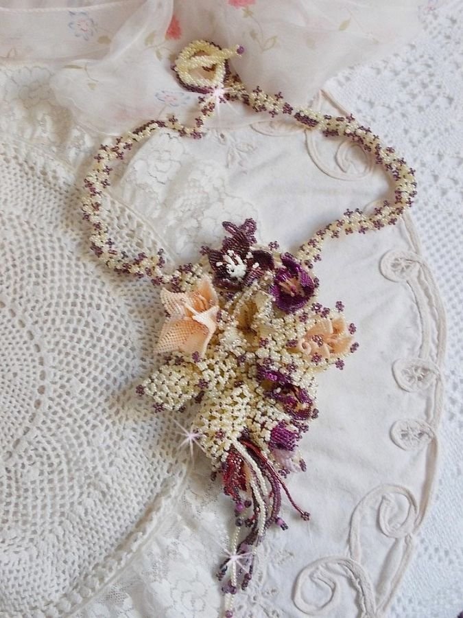 Halsband Les Floralies monterat med ädelstenar : Sugilite och Miyuki Delicas pärlor i olika färger. 