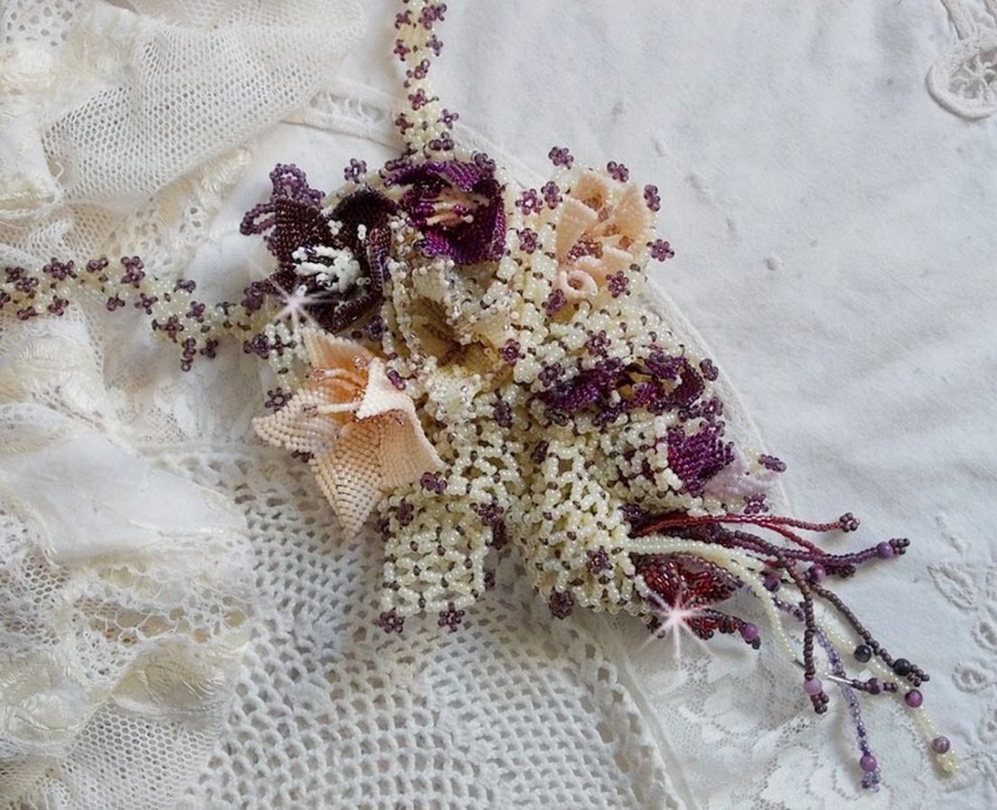 Halsband Les Floralies monterat med ädelstenar : Sugilite och Miyuki Delicas pärlor i olika färger. 