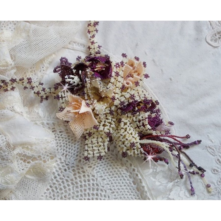 Halsband Les Floralies monterat med ädelstenar : Sugilite och Miyuki Delicas pärlor i olika färger. 