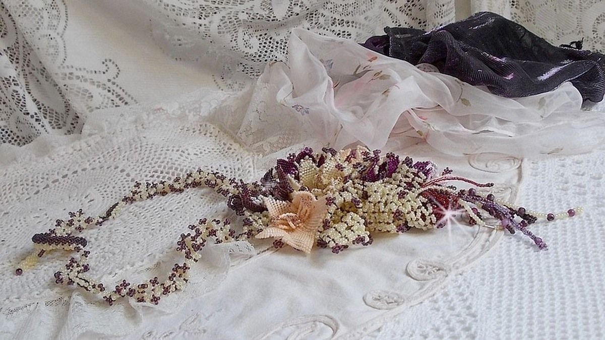 Halsband Les Floralies monterat med ädelstenar : Sugilite och Miyuki Delicas pärlor i olika färger. 