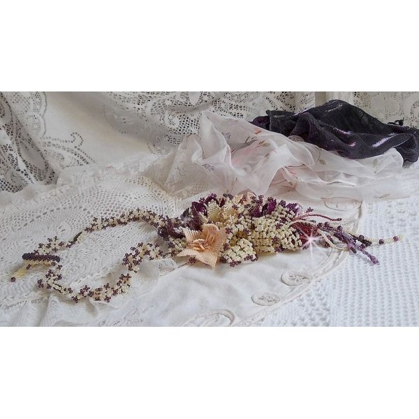 Halsband Les Floralies monterat med ädelstenar : Sugilite och Miyuki Delicas pärlor i olika färger. 