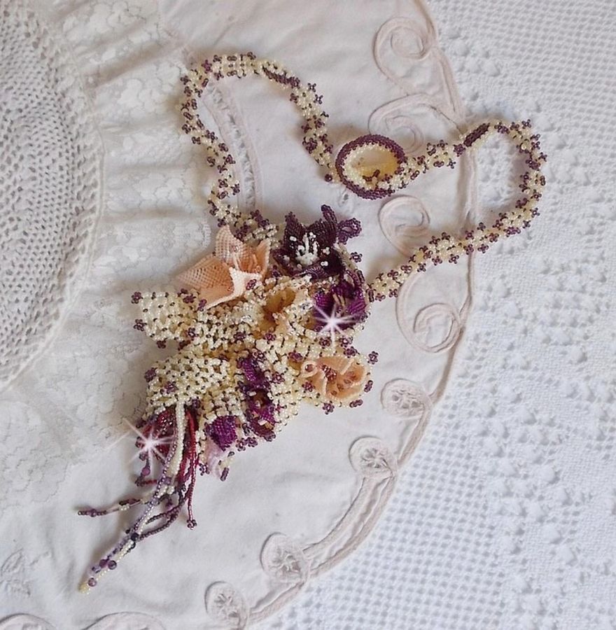 Halsband Les Floralies monterat med ädelstenar : Sugilite och Miyuki Delicas pärlor i olika färger. 