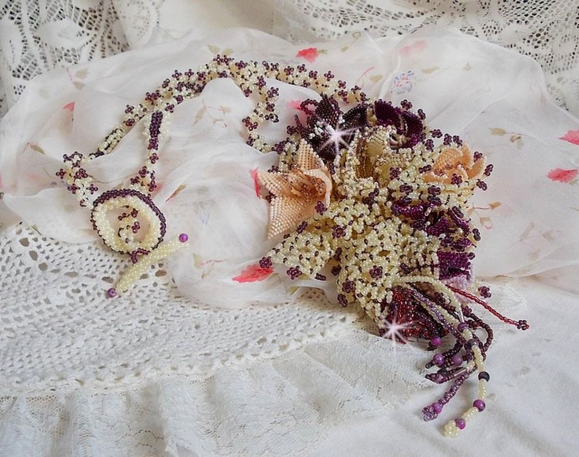 Halsband Les Floralies monterat med ädelstenar : Sugilite och Miyuki Delicas pärlor i olika färger. 