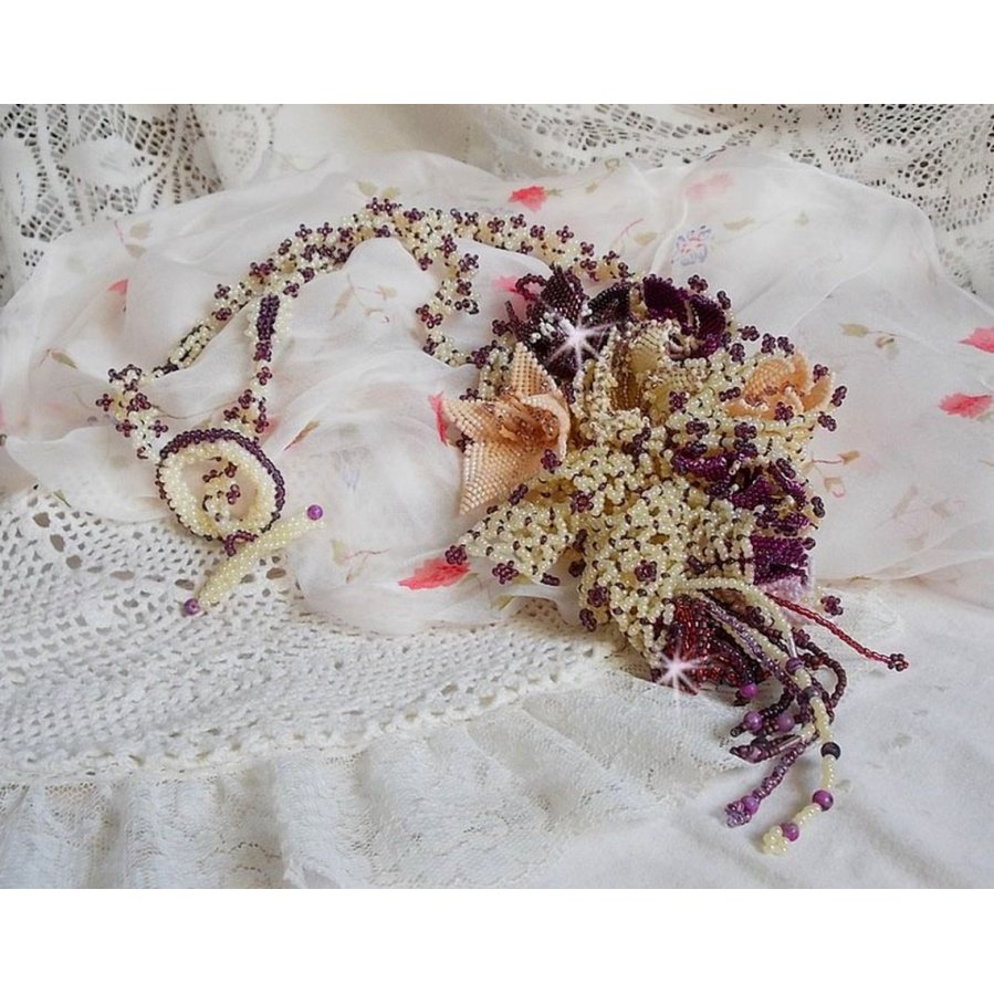 Halsband Les Floralies monterat med ädelstenar : Sugilite och Miyuki Delicas pärlor i olika färger. 