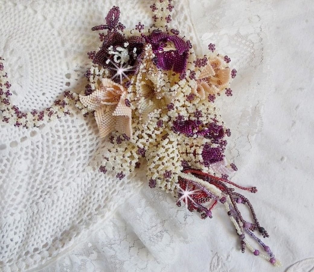 Halsband Les Floralies monterat med ädelstenar : Sugilite och Miyuki Delicas pärlor i olika färger. 