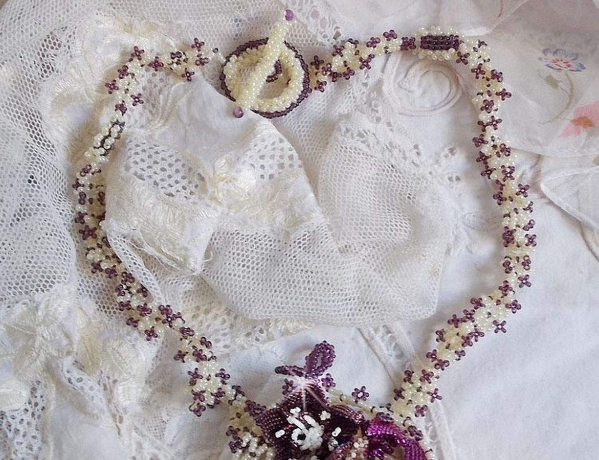 Halsband Les Floralies monterat med ädelstenar : Sugilite och Miyuki Delicas pärlor i olika färger. 
